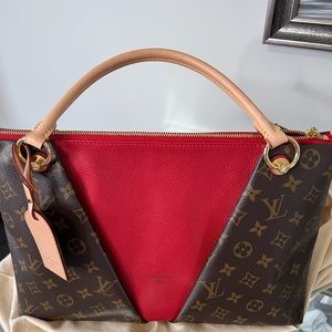 Louis Vuitton V tote MM